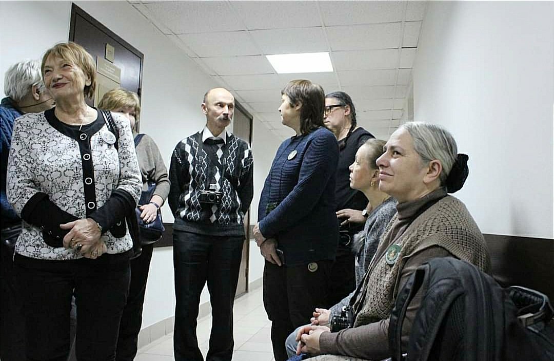 Татьяна Савинкина (крайняя слева) в суде на процессе Дмитриева. Фото: Валерий Поташов