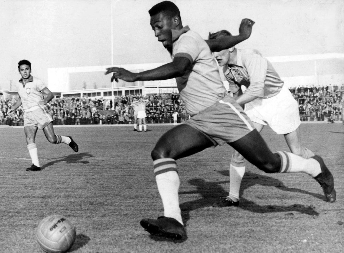 Пеле в товарищеском матче сборной Бразилии против шведского клуба «Мальмё», 1960 год. Фото: архив
