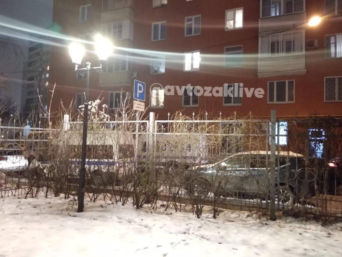 Полиция около офиса «Открытого пространства». Фото: Avtozak Live