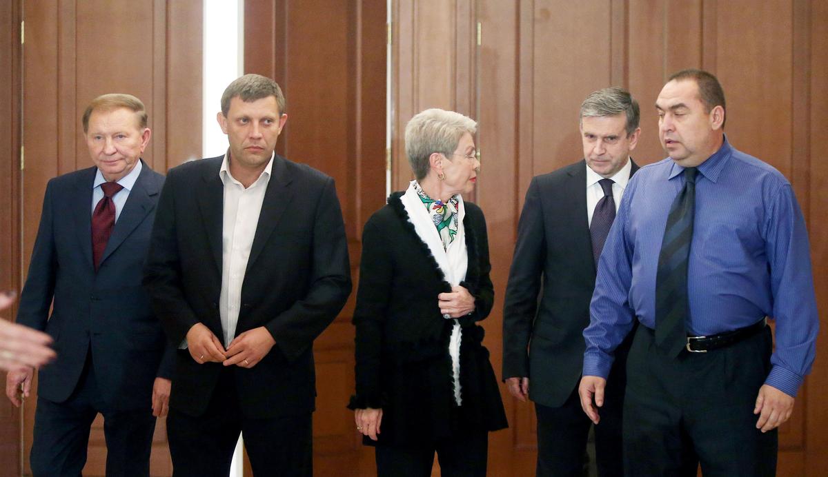 Минск. 5 сентября 2014 года. Слева направо: Леонид Кучма, премьер-министр ДНР Александр Захарченко, представитель действующего председателя ОБСЕ по вопросам урегулирования ситуации в Украине Адельхейд Тальявини, посол России на Украине Михаил Зурабов и премьер-министр ЛНР Игорь Плотницкий. Фото: ITAR-TASS