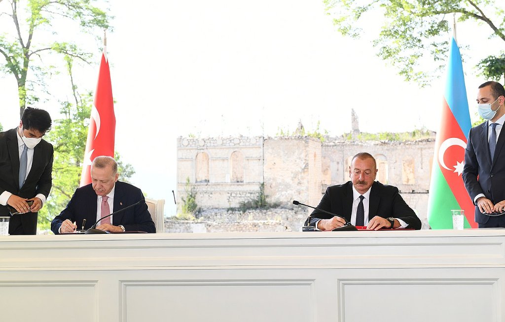 Президенты Азербайджана и Турции во время подписания декларации о союзнических отношениях. Фото: википедия