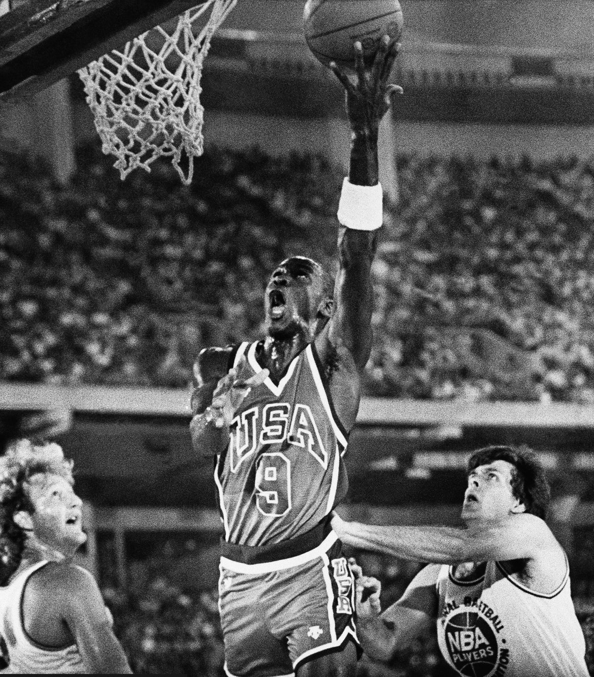 Майкл Джордан (в центре) забрасывает мяч в кольцо «Бостон Селтикс», когда мужская олимпийская сборная США по баскетболу встречалась с командой всех звезд НБА, 1984 г. Фото: ASSOCIATED PRESS / East News