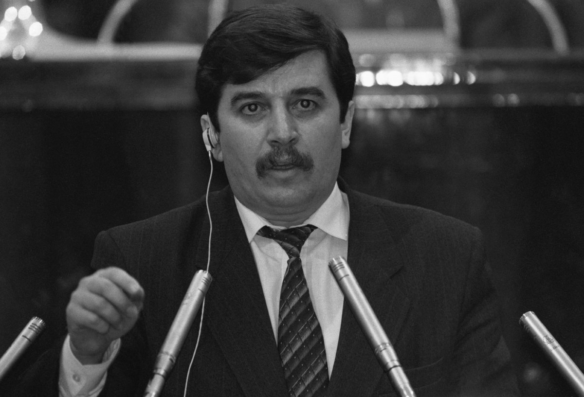 27 марта 1993 г. Представитель Президента России Сергей Шахрай во время выступления на съезде. Фото: Александр Чумичев / Фотохроника ТАСС