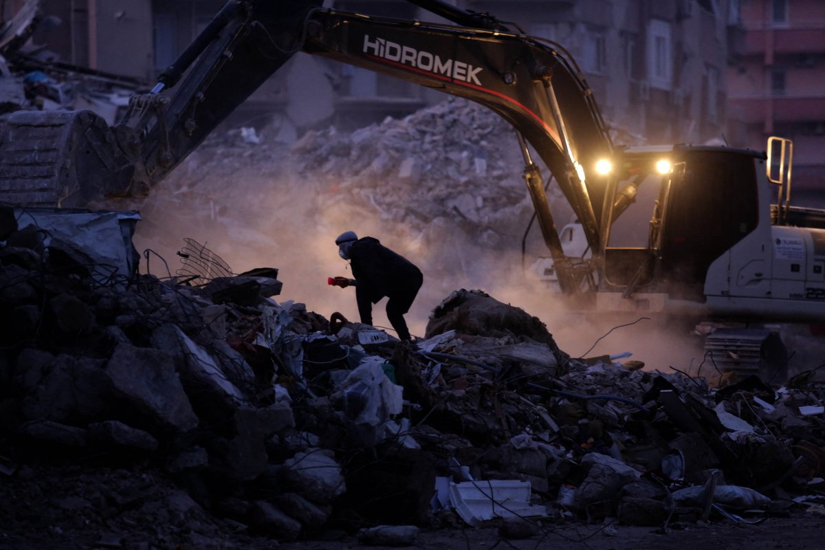 Турок исследует груду развалин на фоне спасательных работ после землетрясения. Фото: Serdar Ozsoy/Depo Photos / ABACAPRESS.COM