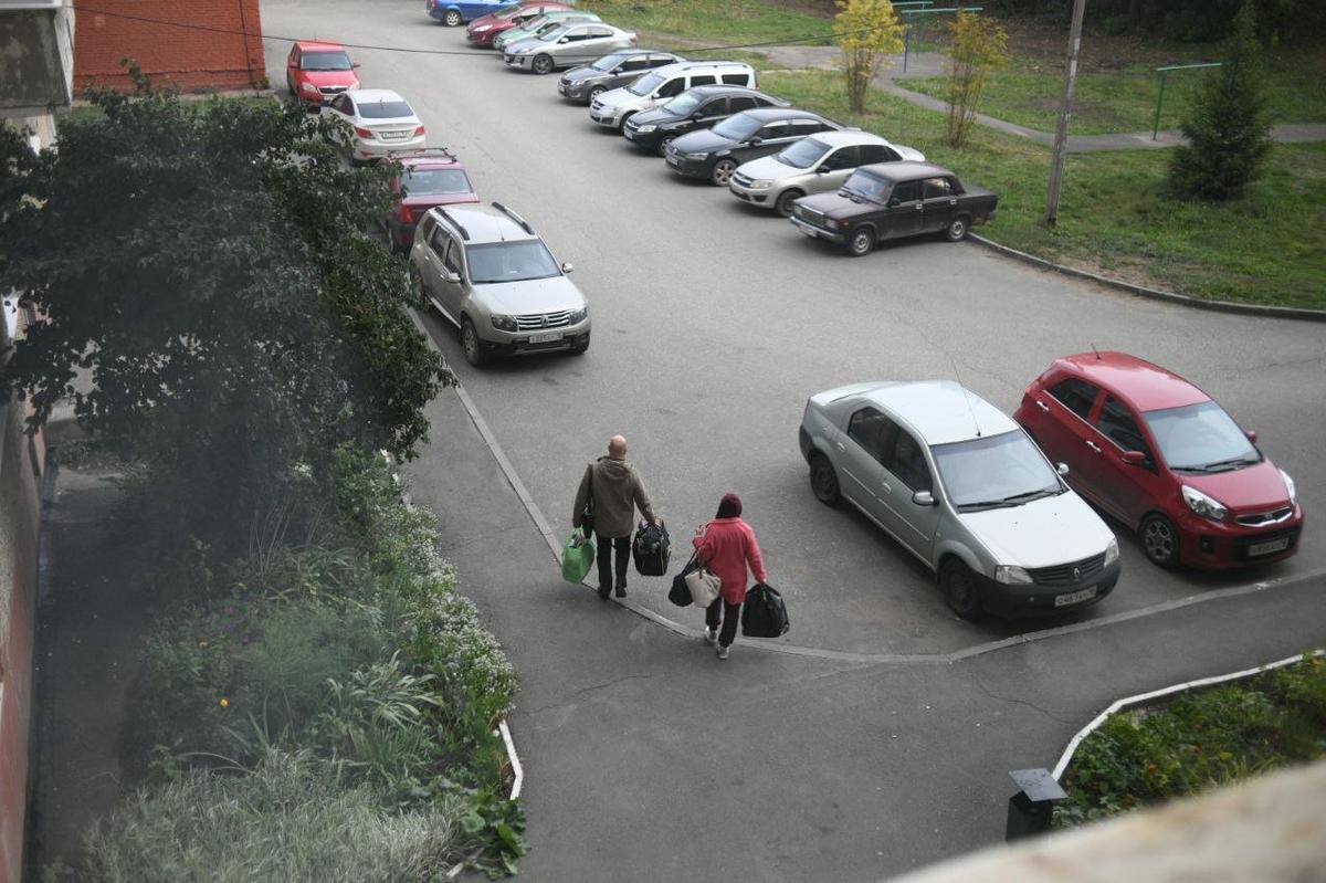 Мать забирает вещи из квартиры Казанцева. Фото: Светлана Виданова / «Новая газета