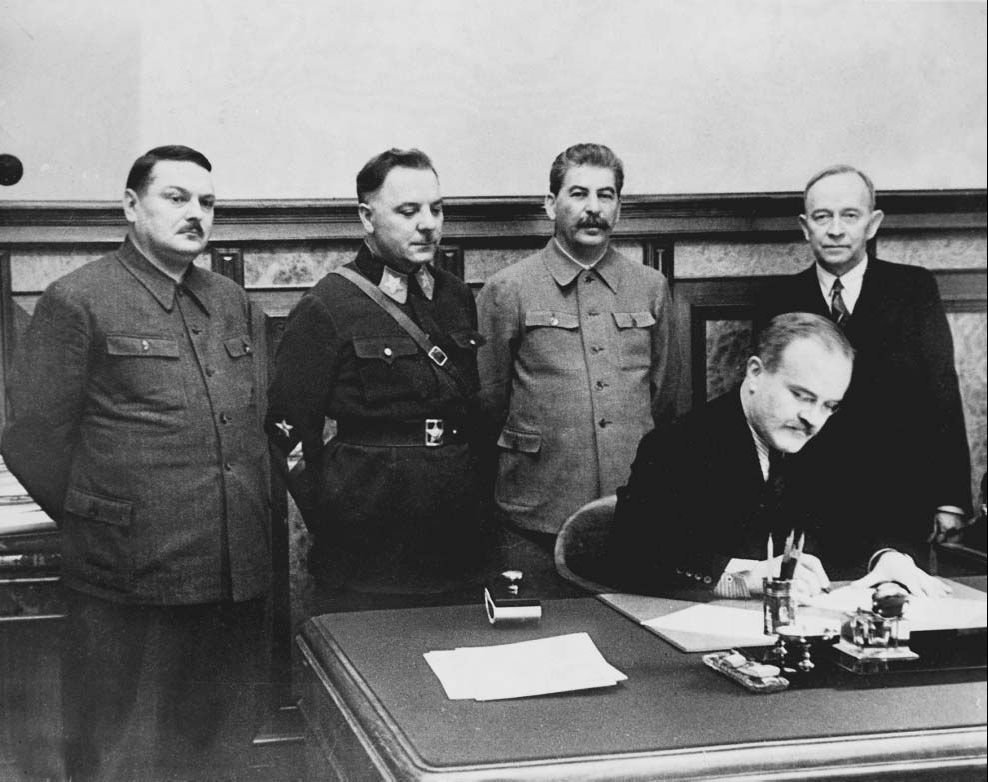 Москва, 2 декабря 1939 года. Молотов подписывает Договор о взаимной помощи и дружбы между СССР и Финляндской Демократической Республикой. Крайний справа — Отто Куусинен. Фото: Википедия