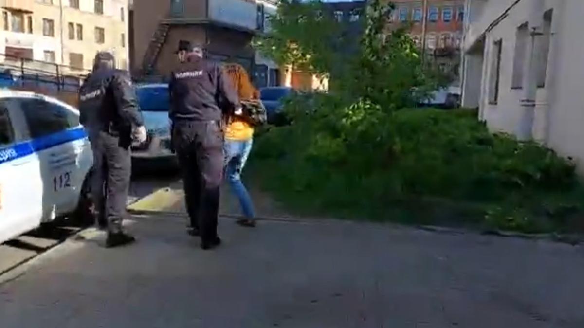 Несколько сотрудников полиции с подмогой задерживают Л. Кадр видео