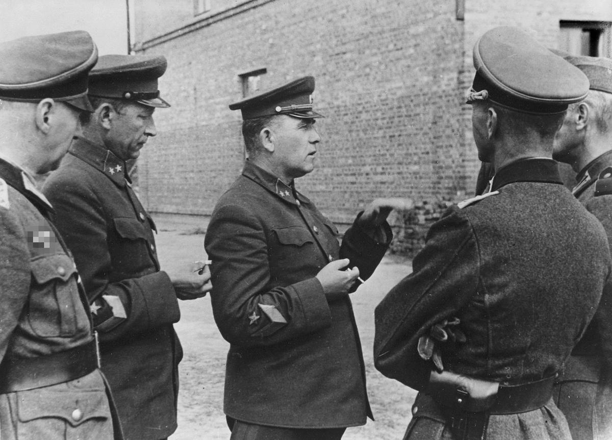 Пленные генералы Кириллов и Понеделин. 1941 год. Фото: Национальный архив Нидерландов