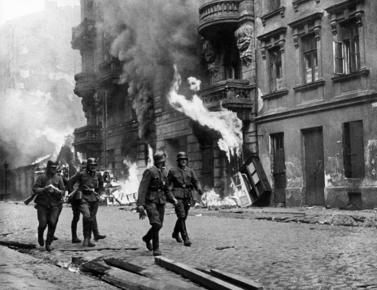 Весна 1943 год. Немецкие солдаты во время подавления восстания в Варшавском гетто в ходе Второй мировой войны. Фото: ТАСС