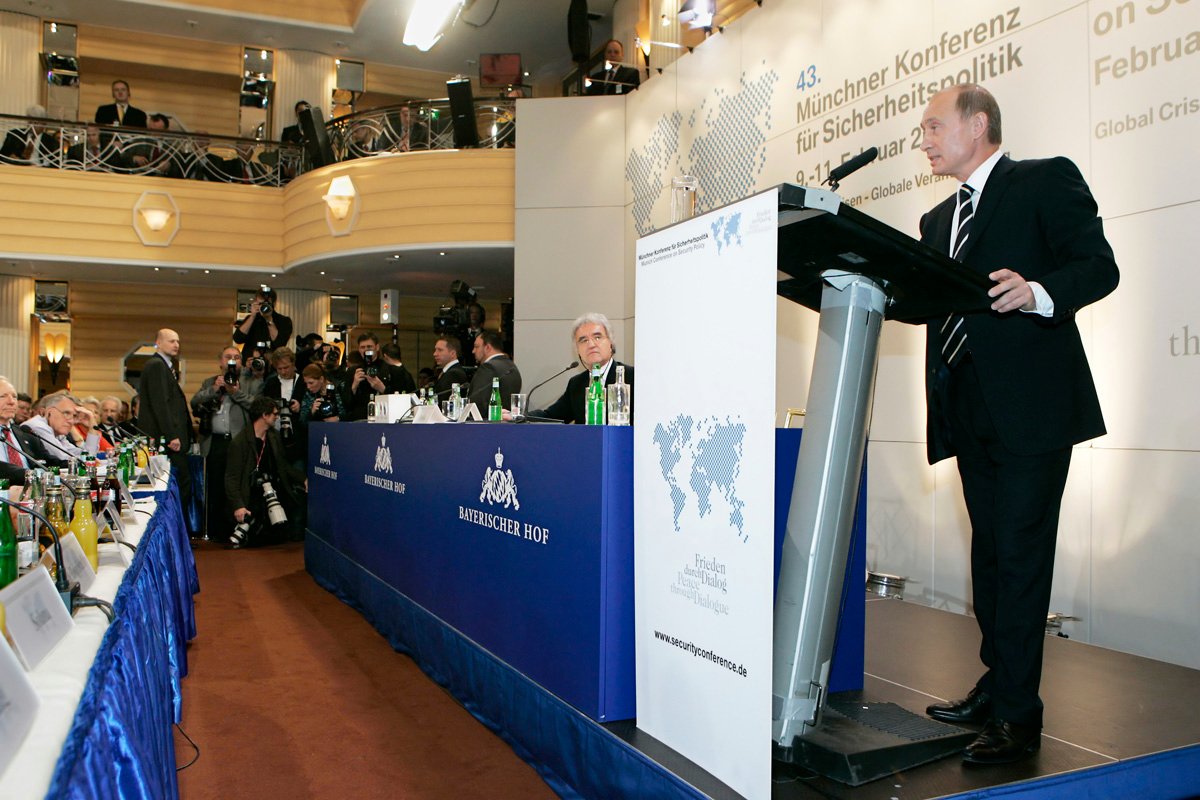 Мюнхен. 10 февраля 2007 года. Владимир Путин во время выступления на 43-й Мюнхенской конференции по вопросам политики безопасности. Фото:   ITAR-TASS