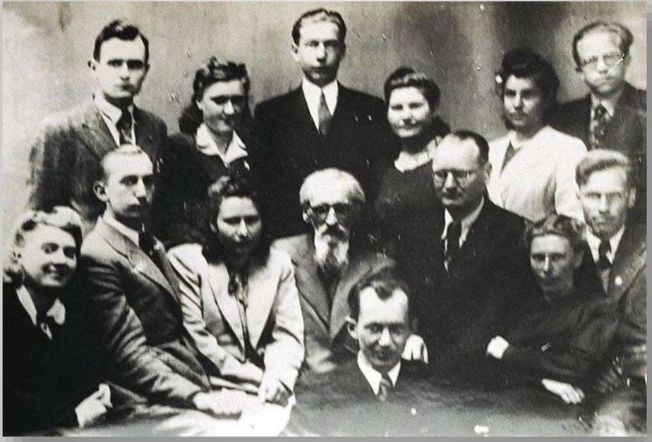 Карсавин в окружении учеников. Вильнюс, 1942 год. Фото из архива