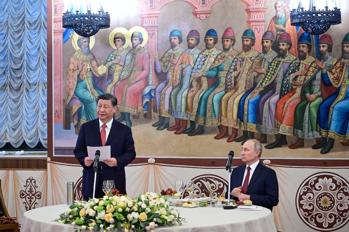 Ruský prezident Vladimir Putin a čínský prezident Si Ťin-pching během státní večeře v Paláci fazet.  Foto: Pavel Byrkin / Tisková služba prezidenta Ruské federace / TASS