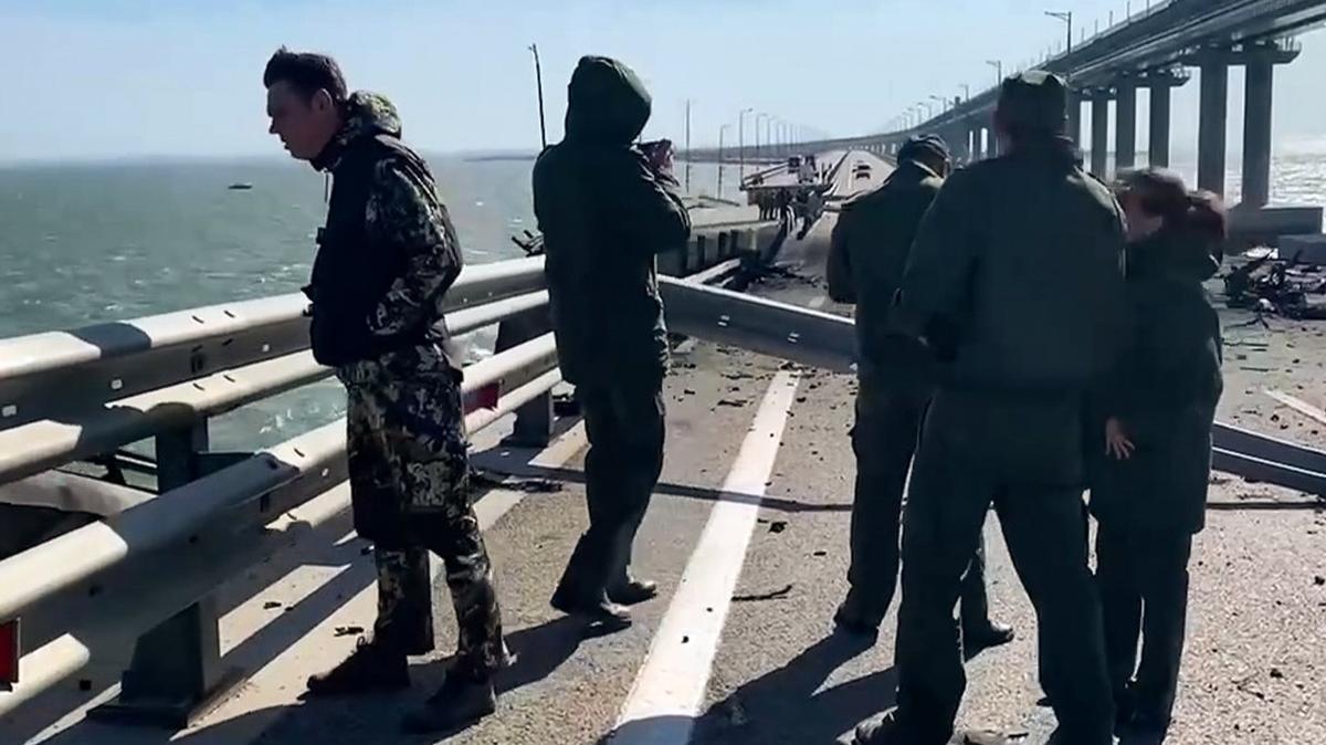 Взрыв фуры и частичное разрушение Крымского моста: что известно