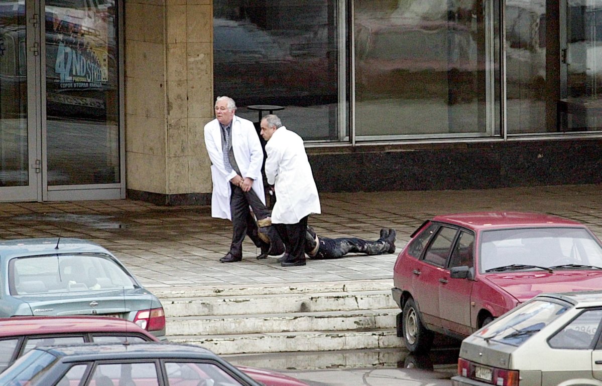 На снимке: Леонид Рошаль с врачом выносят погибшую женщину из здания. Фото: Антона Денисов / ИТАР-ТАСС