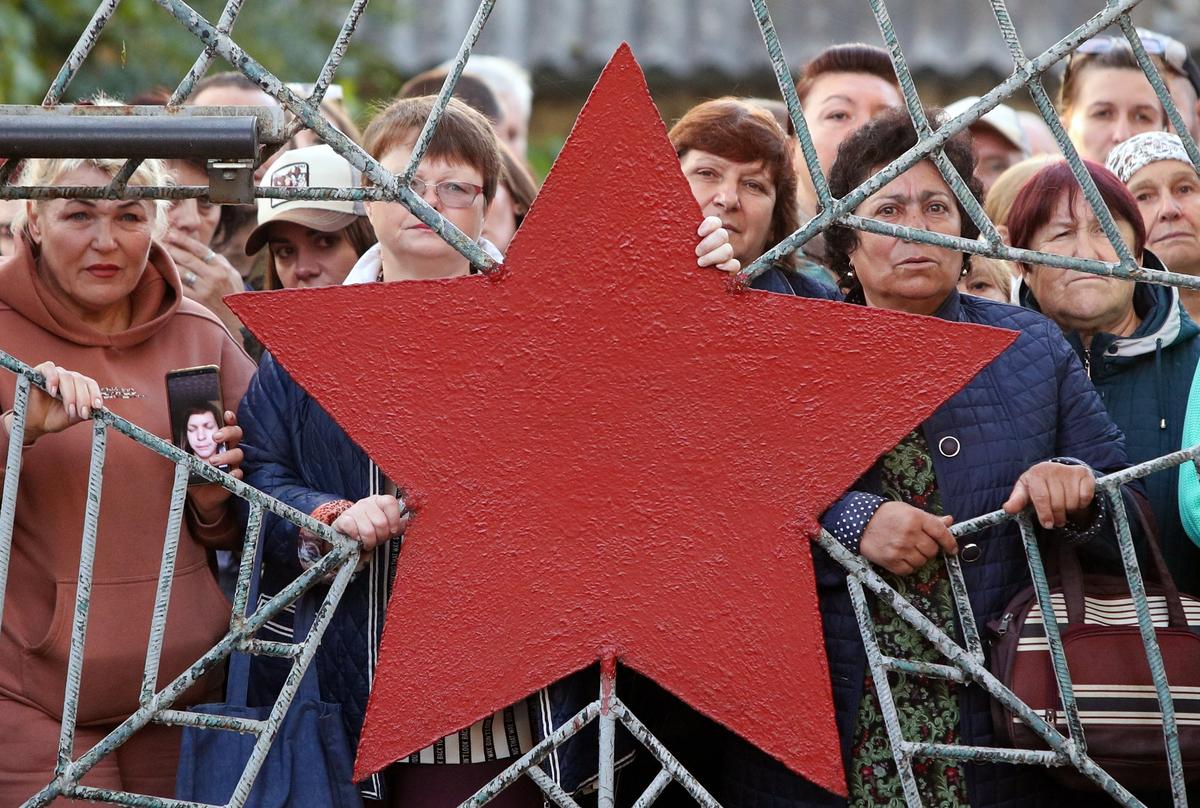 Женщины во время проводов призывников в рамках частичной мобилизации. Фото: Дмитрий Ахмадуллин / ТАСС