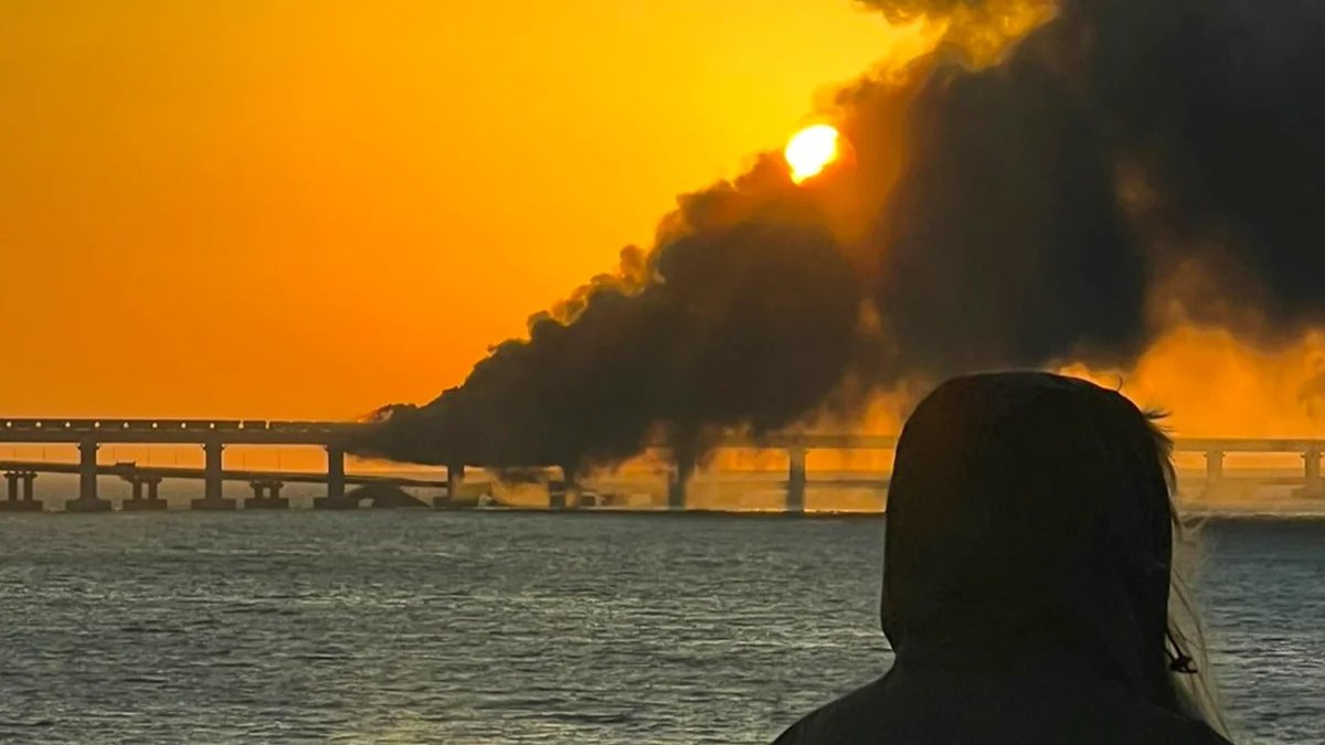 Пожар после взрыва на Крымском мосту. 8 октября 2022 года. Фото: Алена Попова / ТАСС