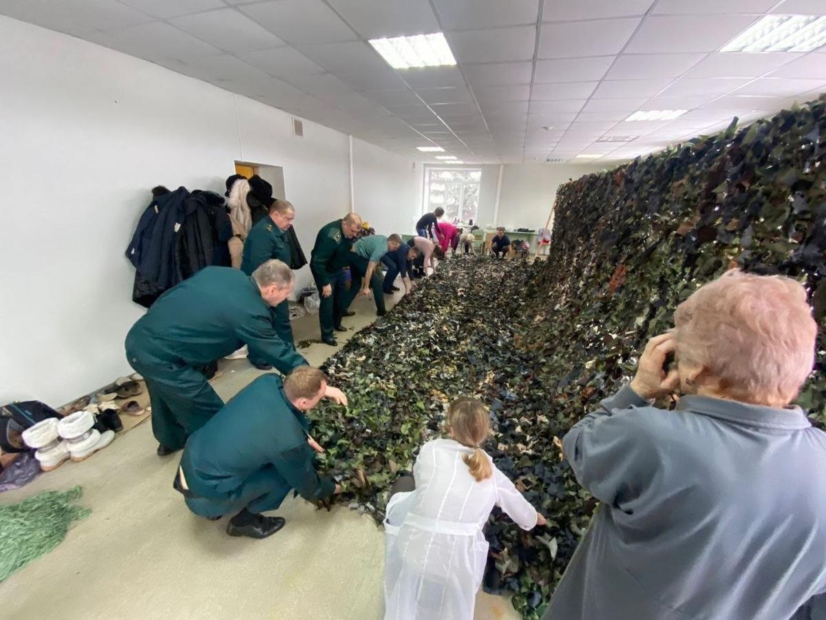 Сотрудники Брянской таможни помогают волонтерам движения «ZOV32» в изготовлении маскировочных сетей для военнослужащих. Фото: соцсети