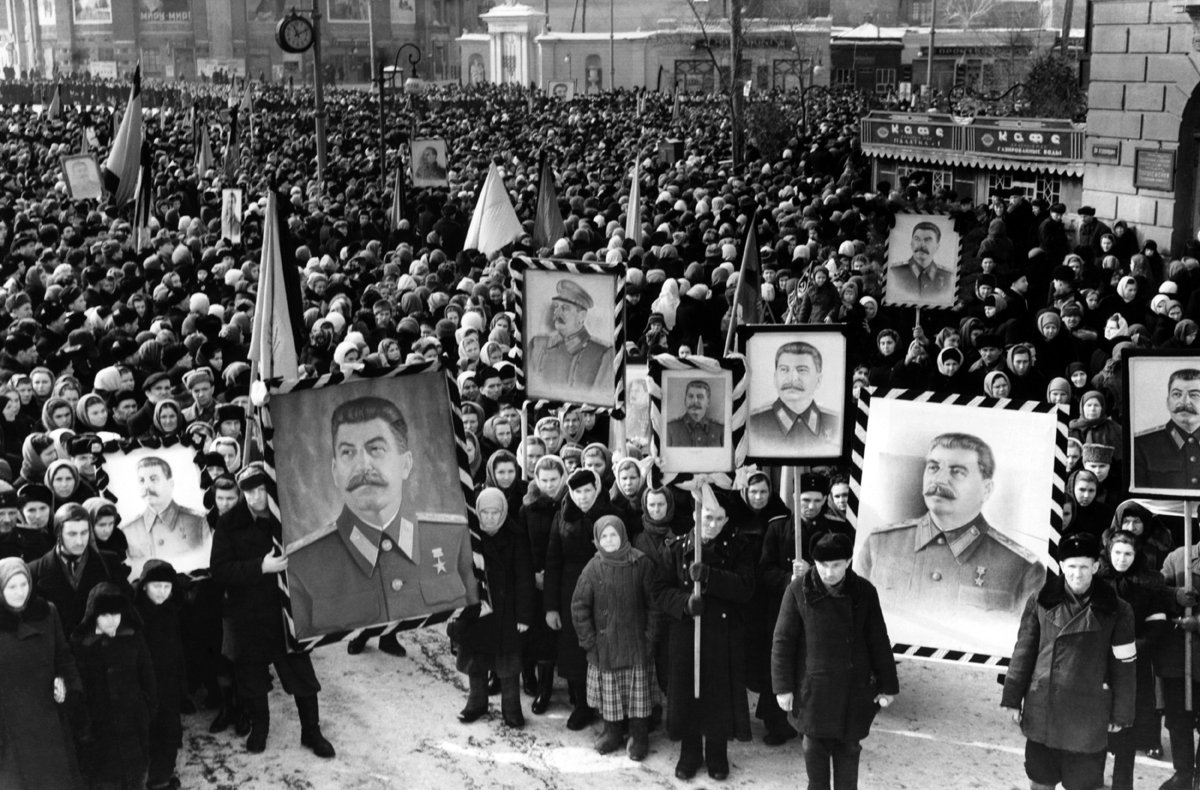 Участники траурного митинга трудящихся, посвященного памяти секретаря ЦК КПСС Иосифа Виссарионовича Сталина, скончавшегося 5 марта 1953 года. Фото: А. Зенин/ТАСС