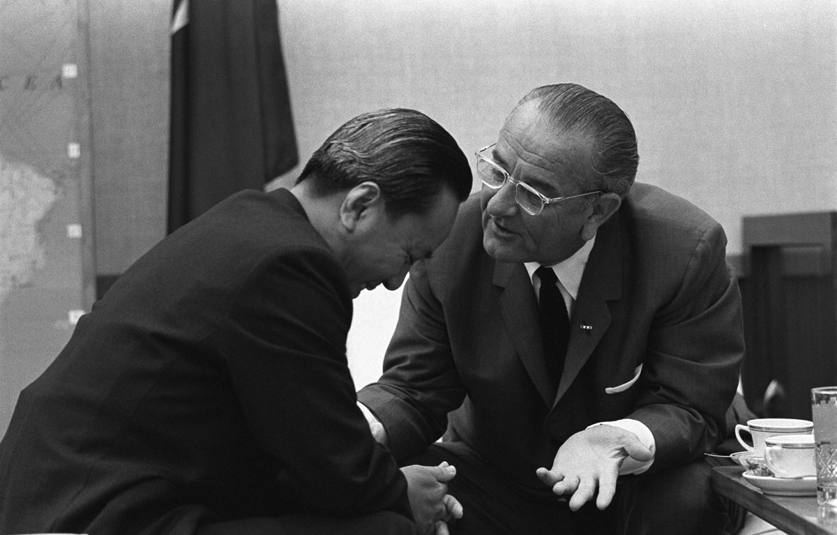 Президент Линдон Джонсон беседует с президентом Вьетнама Нгуен Ван Тхиеу. Фто: East News