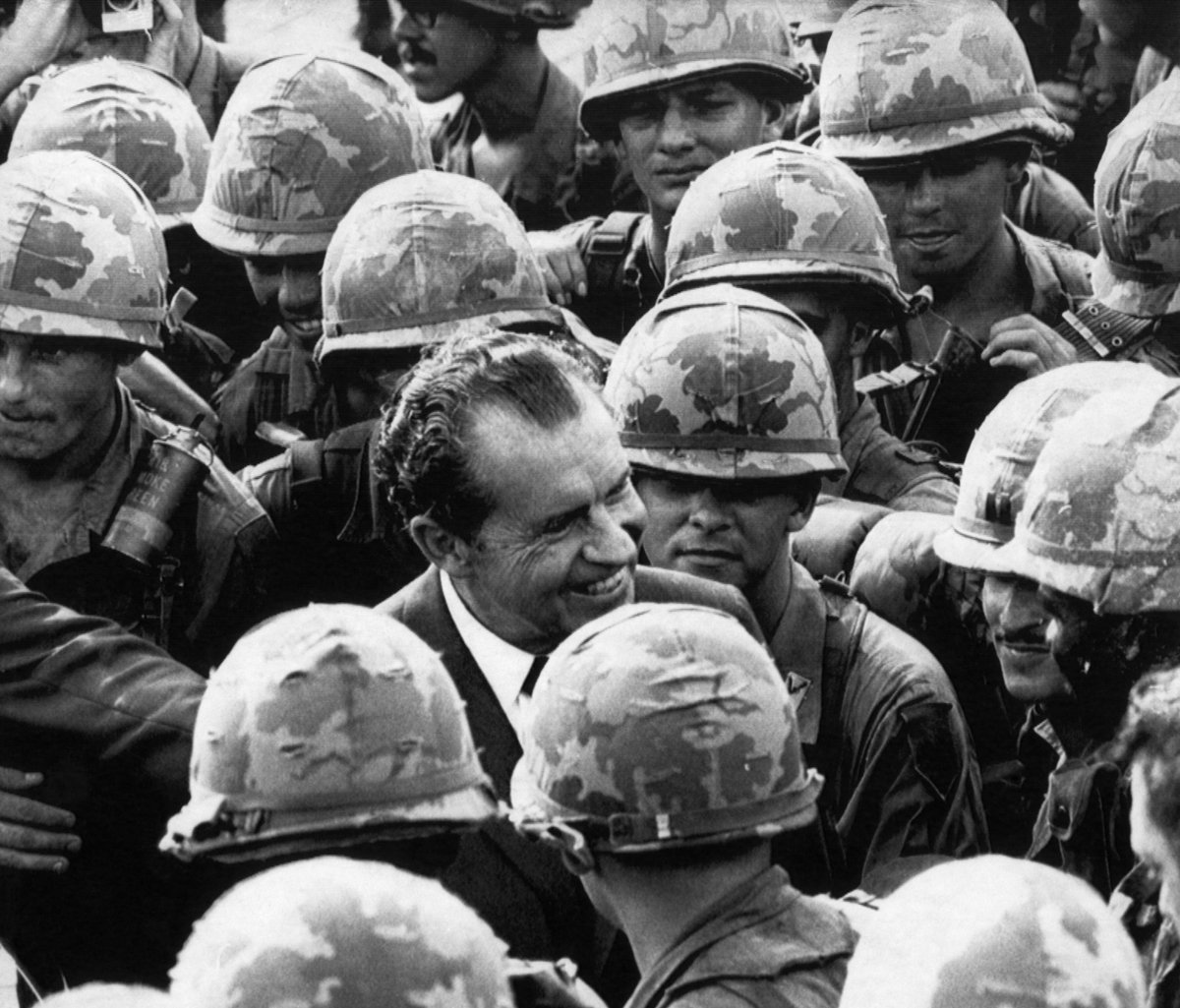 Президент Ричард Никсон во время посещения Первой пехотной дивизии армии США во Вьетнаме, июль 1969 года. Фото: East News