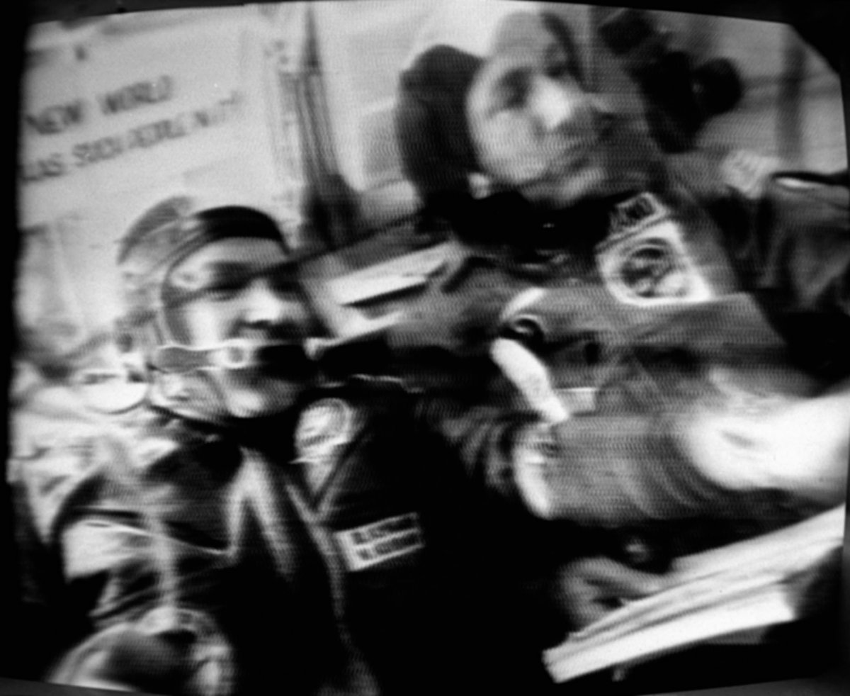 Совместный экспериментальный полет по программе «Союз»—«Аполлон». Советский космонавт Валерий Кубасов (слева) и американский астронавт Вэнс Бранд в корабле «Союз-19». Съемка произведена с экрана телевизора / Фотохроника ТАСС