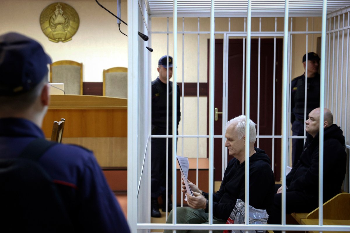 Алесь Беляцкий (в центре) на рассмотрении уголовного дела в отношении представителей правозащитного центра «Вясна» в Минске, 5 января 2023 г. Фото: AP / TASS