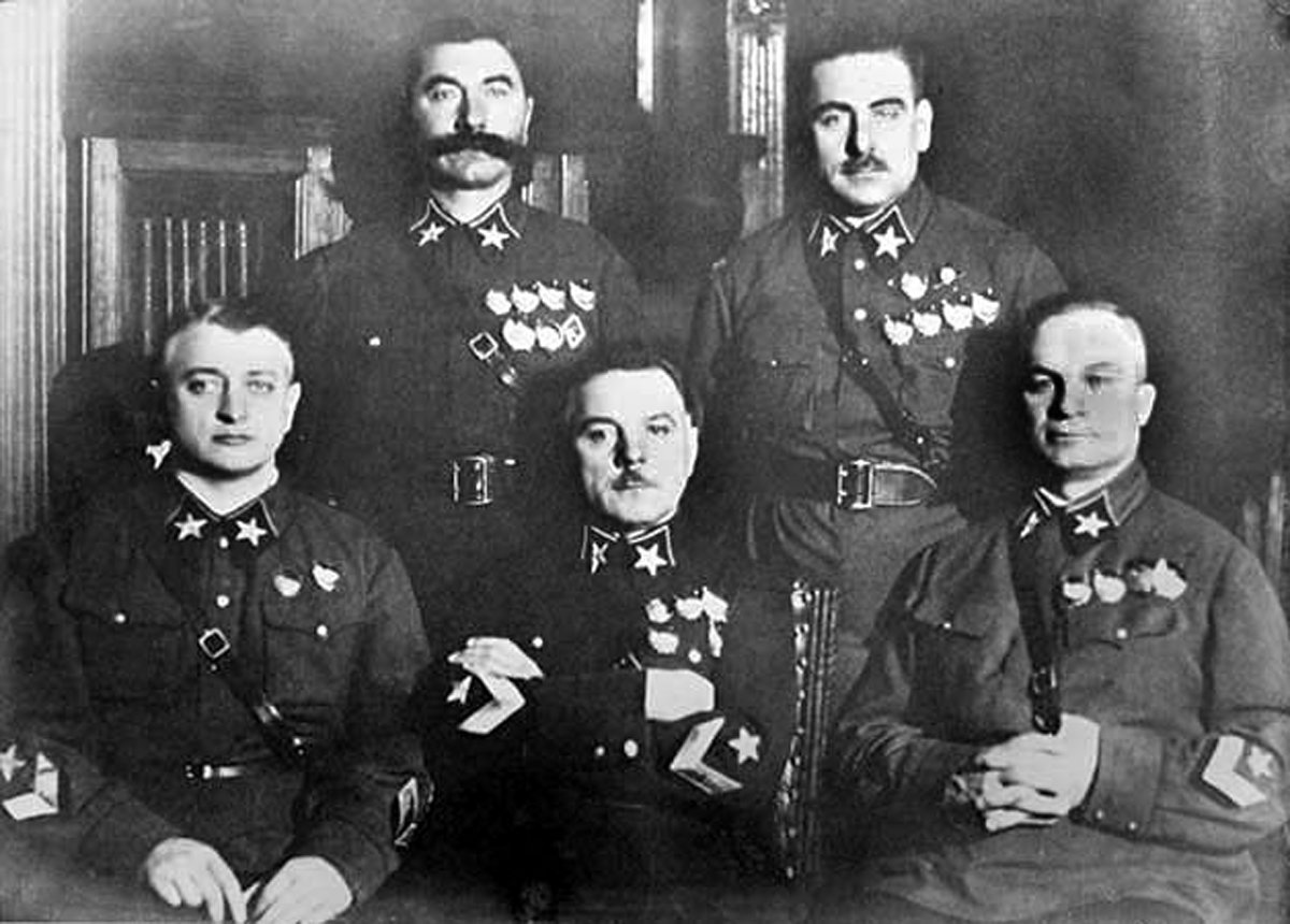 Первые пять маршалов Советского Союза, слева направо: сидят Тухачевский (расстрелян), Ворошилов, Егоров (расстрелян); стоят Будённый и Блюхер (арестован, умер в Лефортовской тюрьме от пыток). Фото из архива