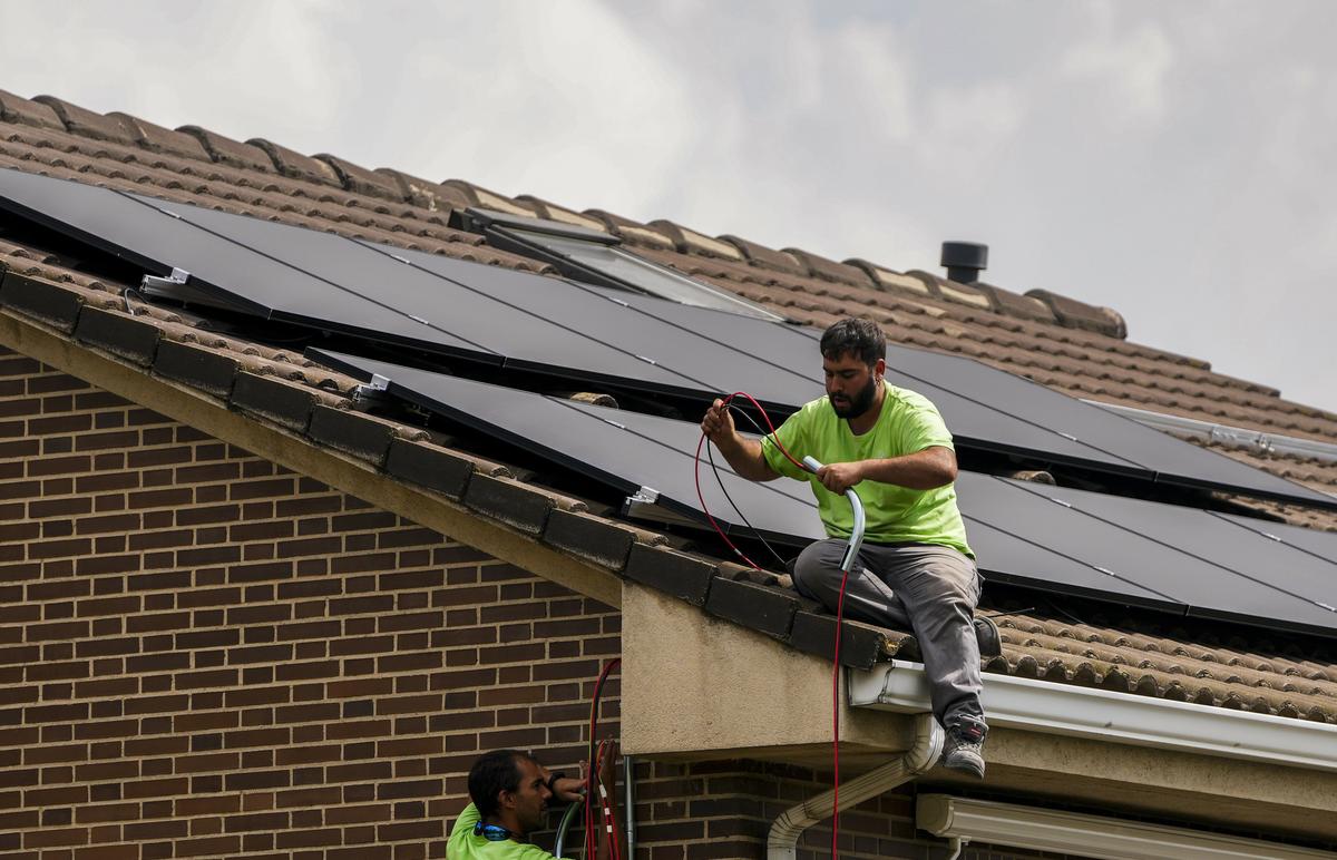На фоне энергетического кризиса, европейцы устанавливают солнечные панели на крыше своих домов. Испания, сентябрь, 2022. Фото: Manu Fernandez / Associated Press / East News