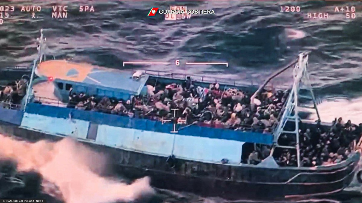 Лодка, перегруженная мигрантами, во время спасательной операции береговой охраны 10 марта 2023 года у берегов Калабрии, южная Италия. Фото: HANDOUT / AFP / East News