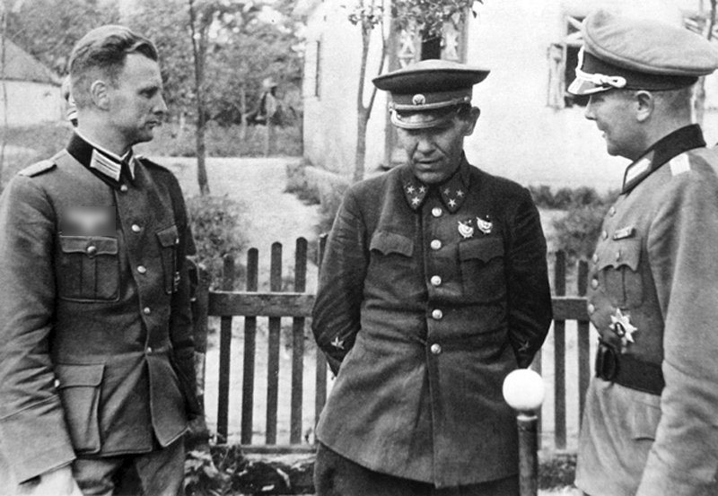 Плененный генерал Музыченко. Фото из архива