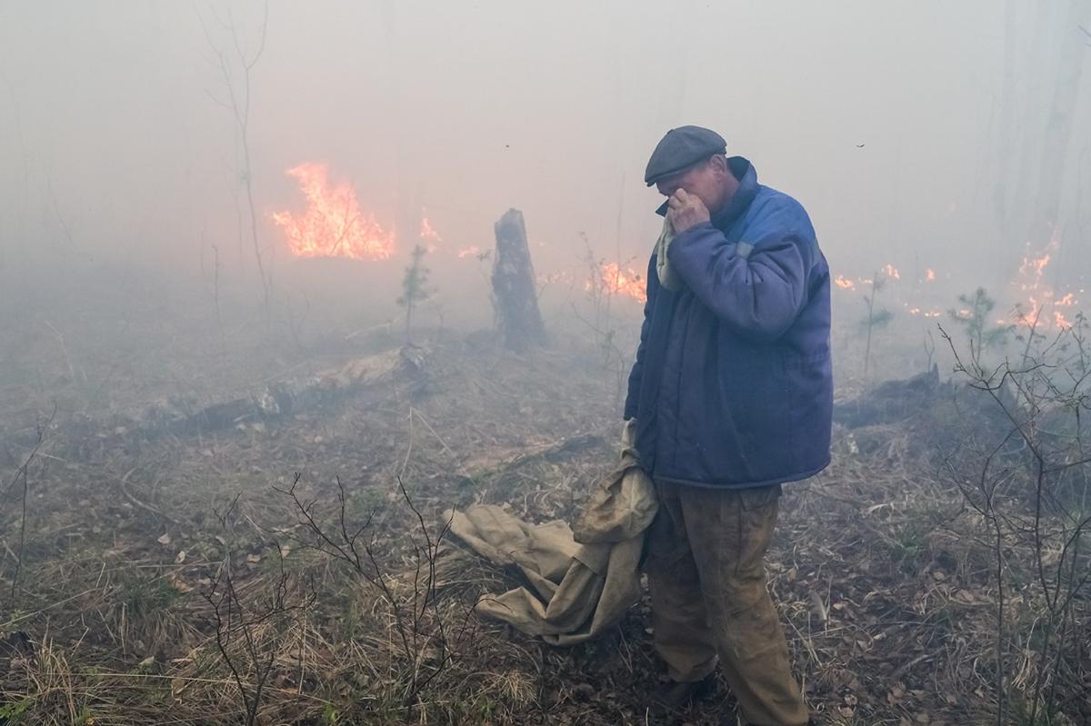 Тушение лесного пожара в районе поселка Ключевск в Свердловской области. Фото: Донат Сорокин / ТАСС