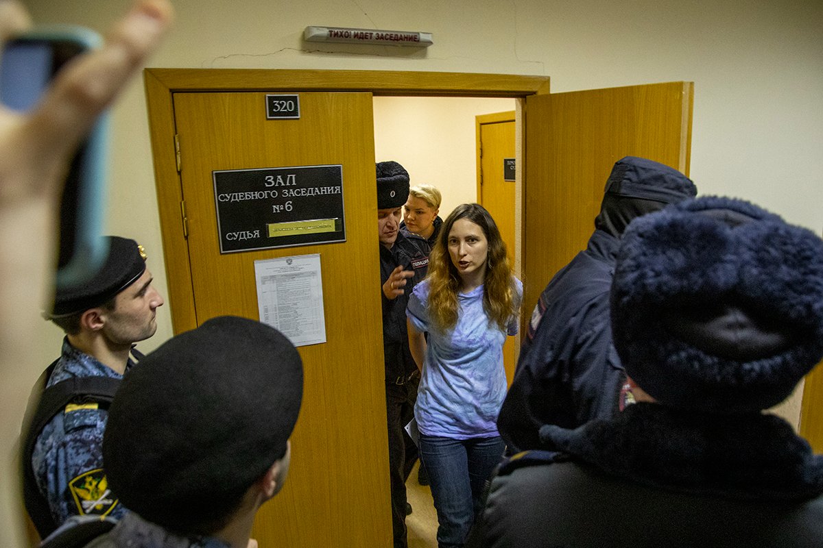 Сашу Скочиленко выводят из зала суда. Фото: Алексей Душутин / «Новая газета»