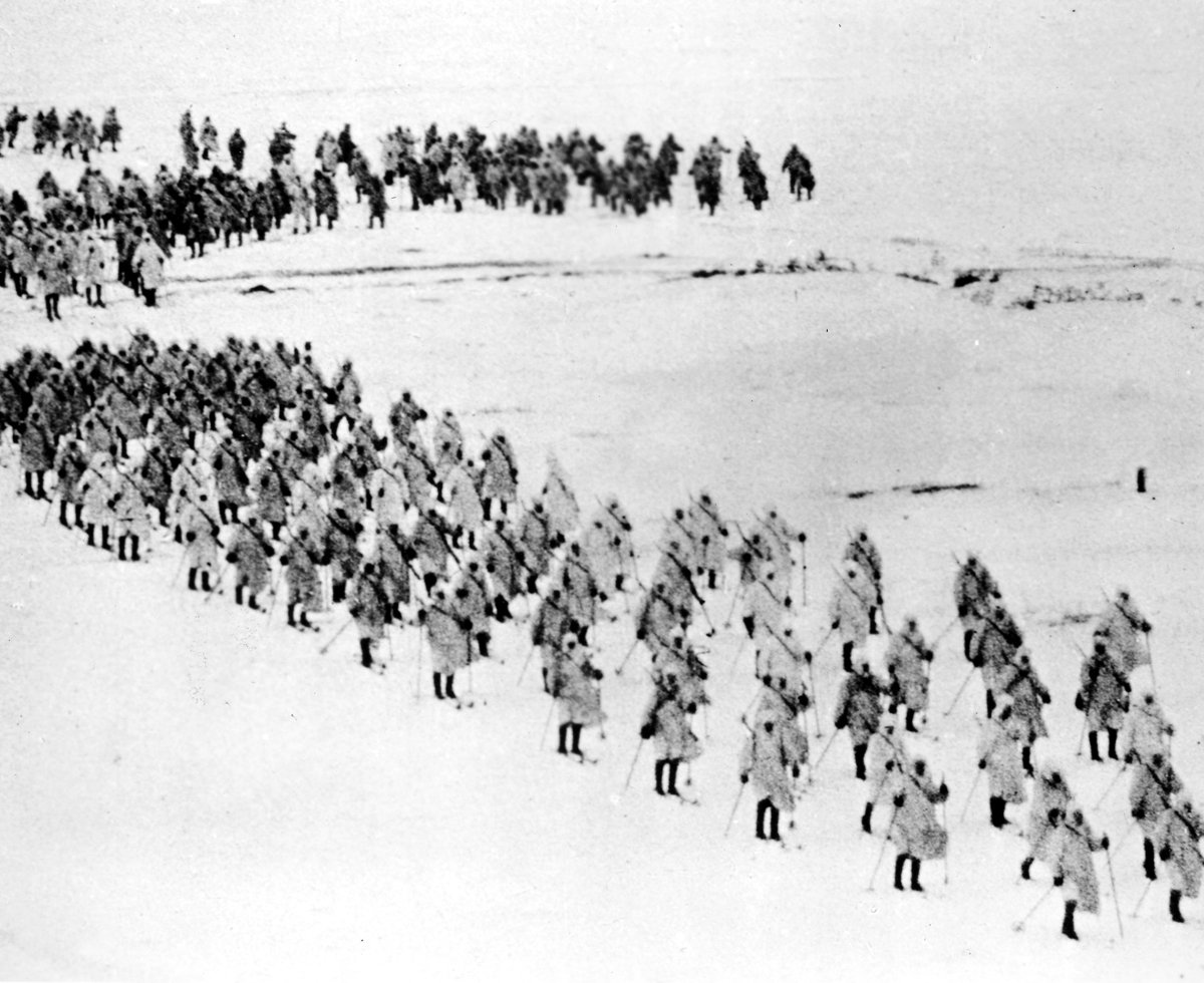 Колонна советских военных на лыжах. Фото: The Granger Collection