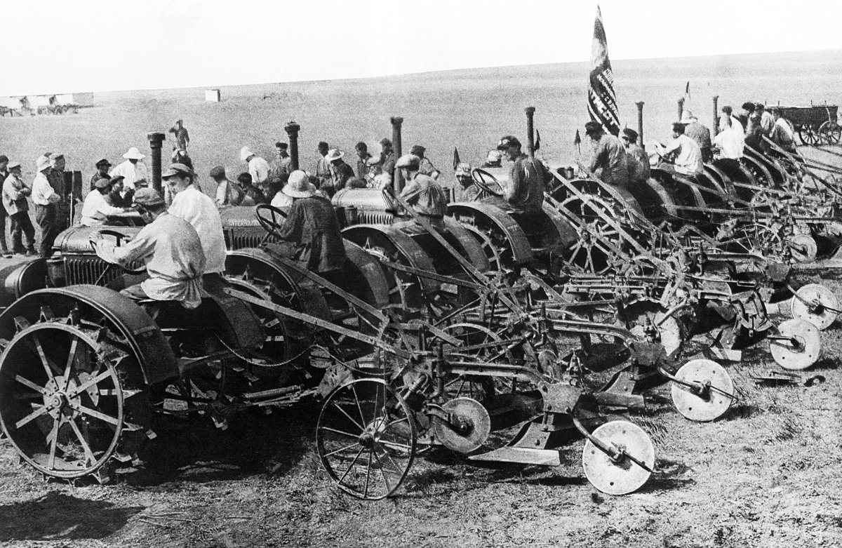 dubna 1929  Centrální oblast Černé Země.  Kolona traktorů vyjela na pole JZD.  Foto: reprodukce TASS