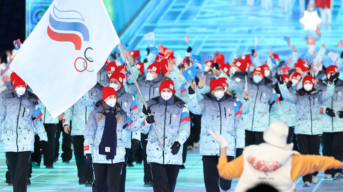 Команда ОКР во время парада атлетов на церемонии открытия Олимпиады-2022 в Пекине. Фото: Сергей Бобылев / ТАСС