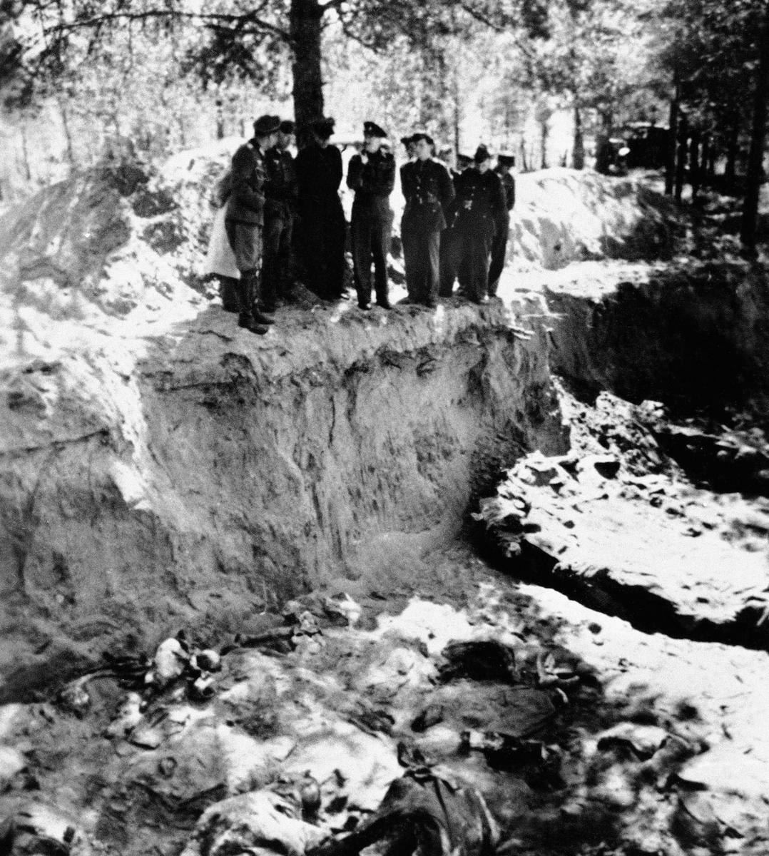 Частично опустошенная братская могила польских военнопленных в Катынском лесу под Смоленском, май 1943 года. Фото:   ASSOCIATED PRESS