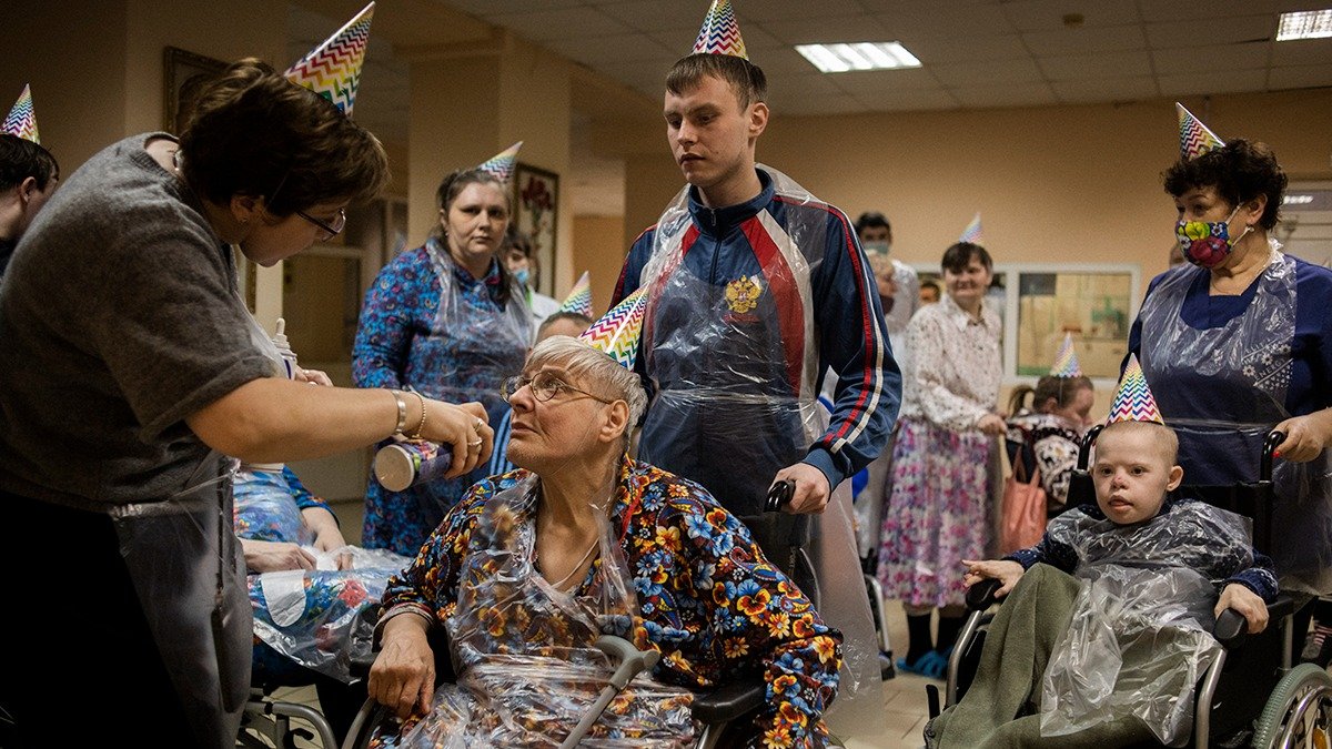 Нюта говорит со всеми