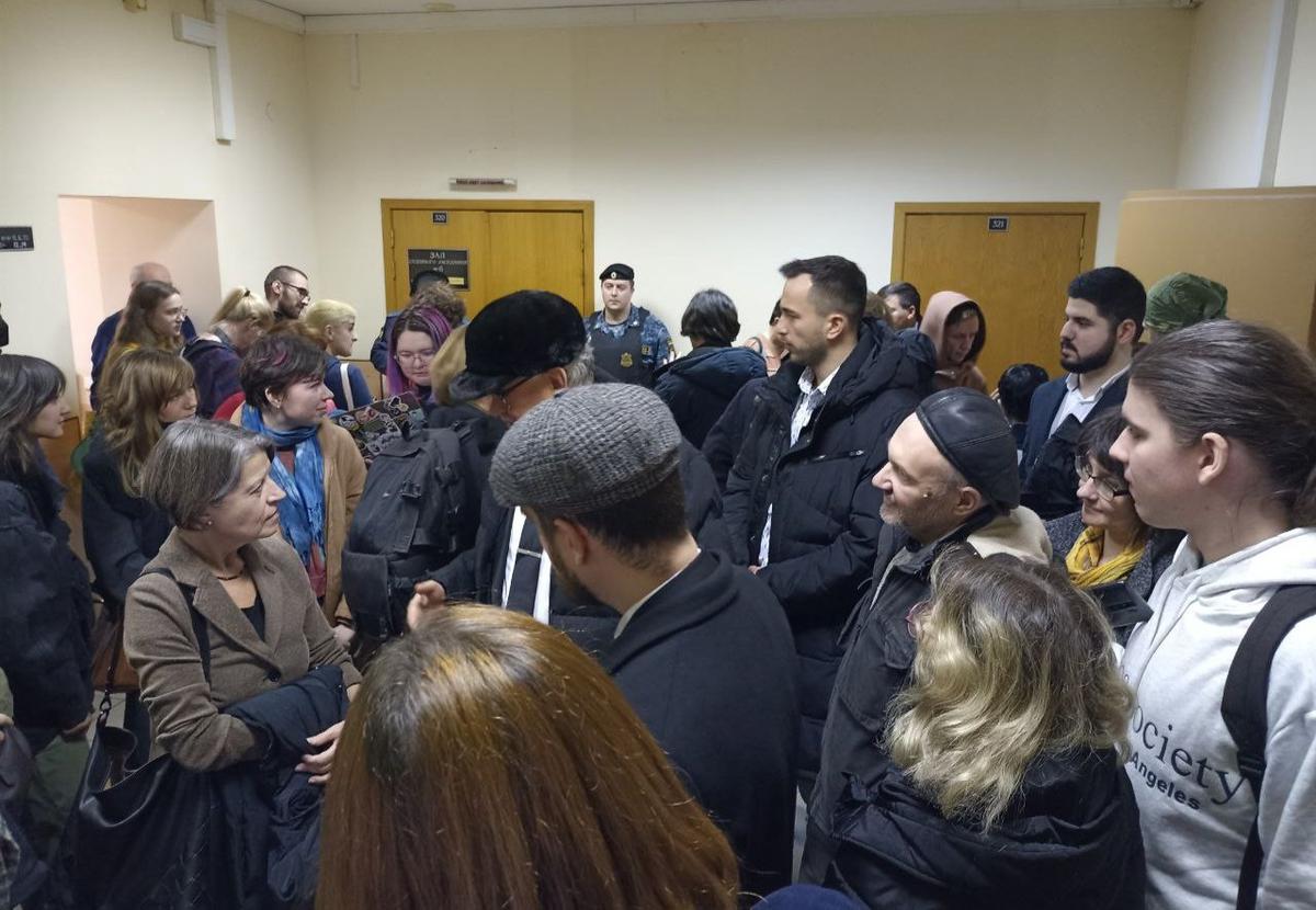 Журналисты и люди, пришедшие поддержать Сашу Скочиленко. Фото: Нина Петлянова / «Новая газета»
