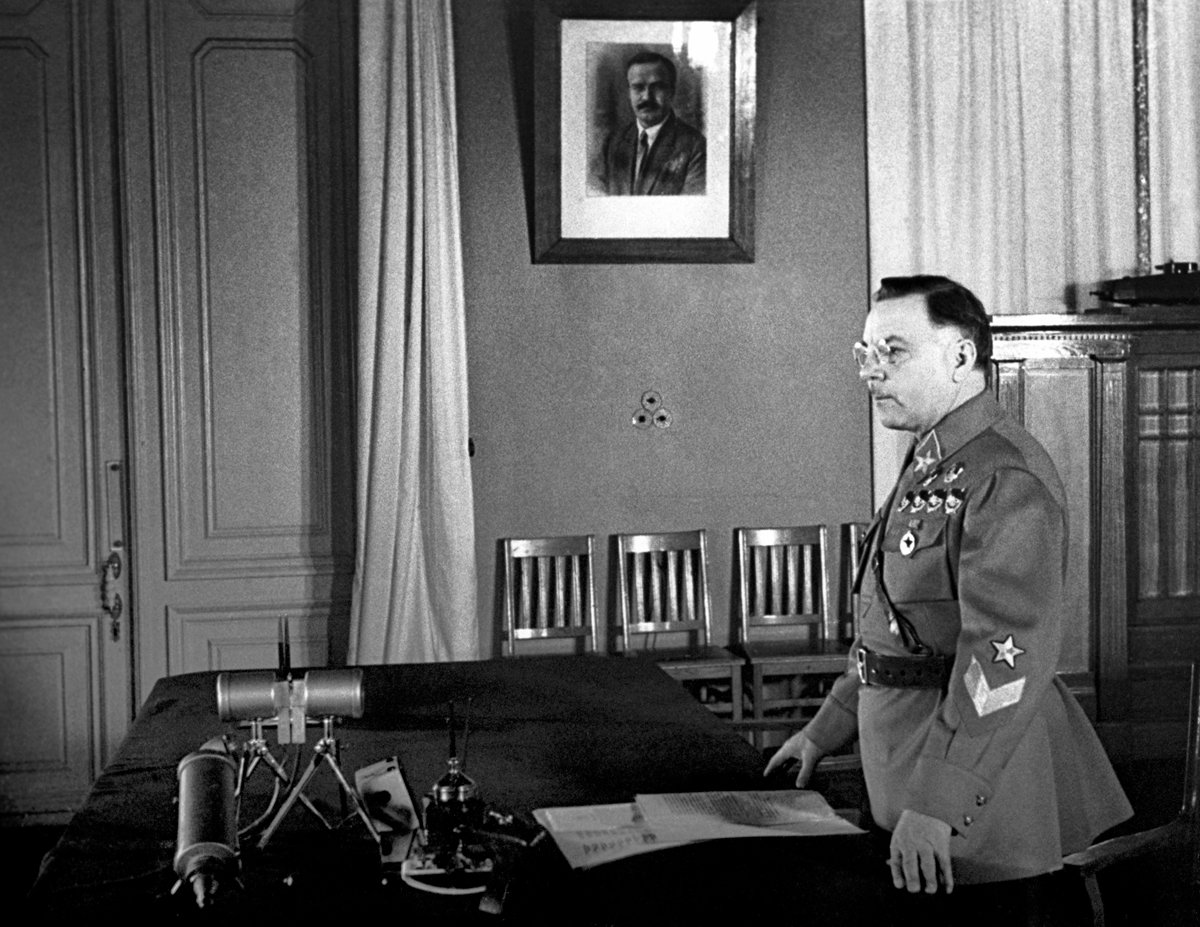 НаркомКлимент Ефремович Ворошилов в своем рабочем кабинете, 1939 г. Фото: ТАСС
