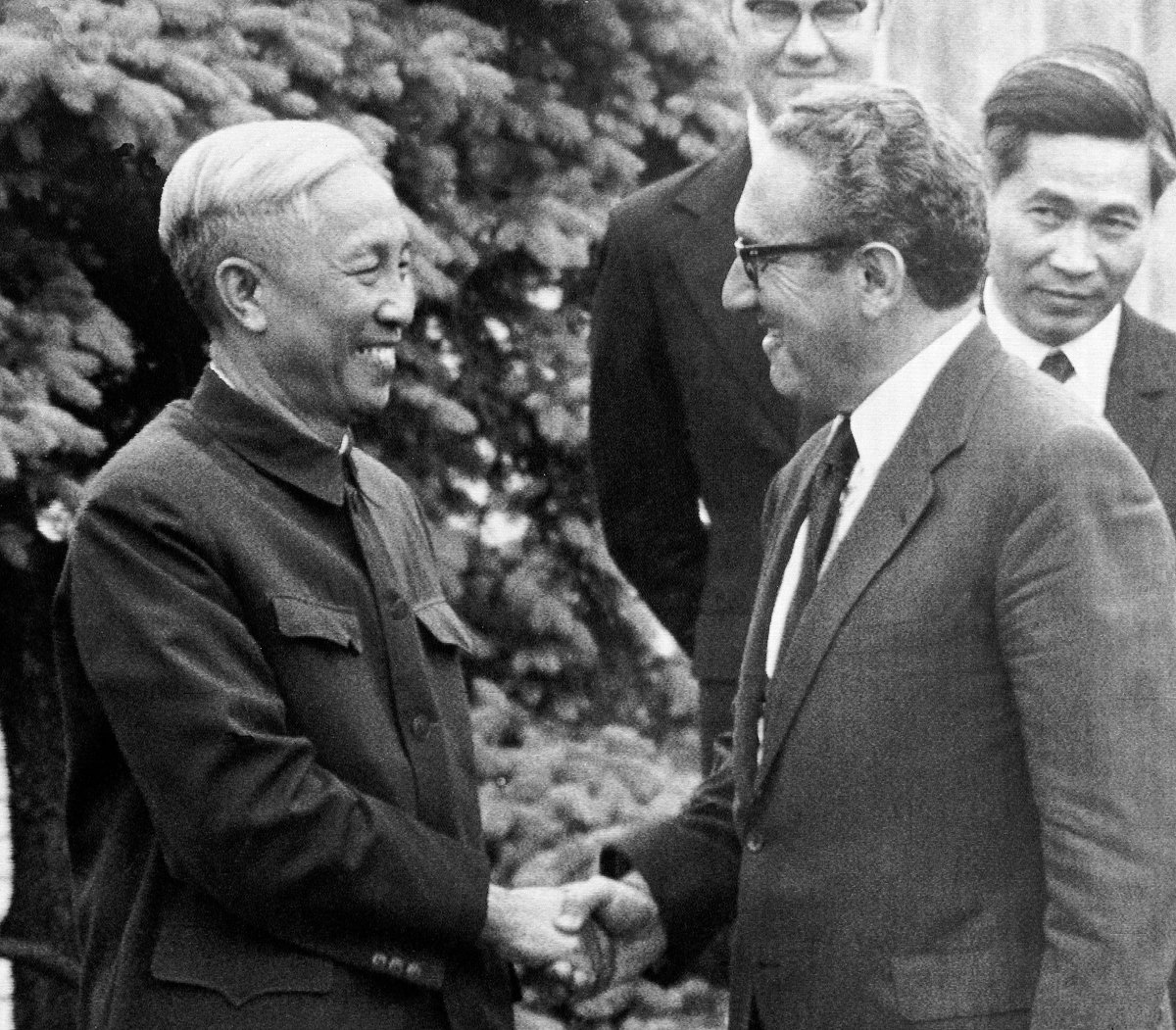 Генри Киссинджер и представитель Ханоя Ле Дык Тхо (слева) обмениваются рукопожатием после совещания в пригороде Сен-Ном-ла-Бретеш, 12 июня 1973 года. Фото ASSOCIATED PRESS