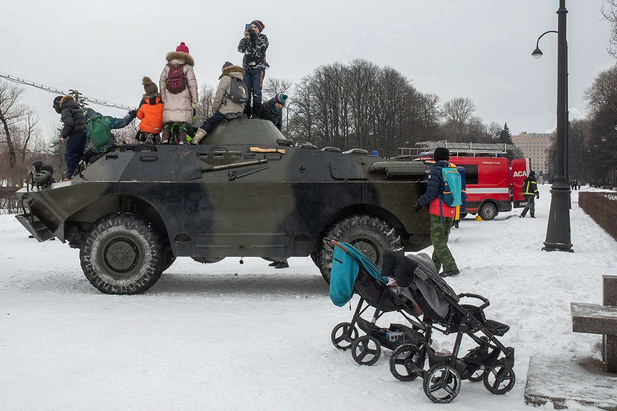 Играющие дети на броне БРДМ. Фото: Алексей Душутин / «Новая газета»