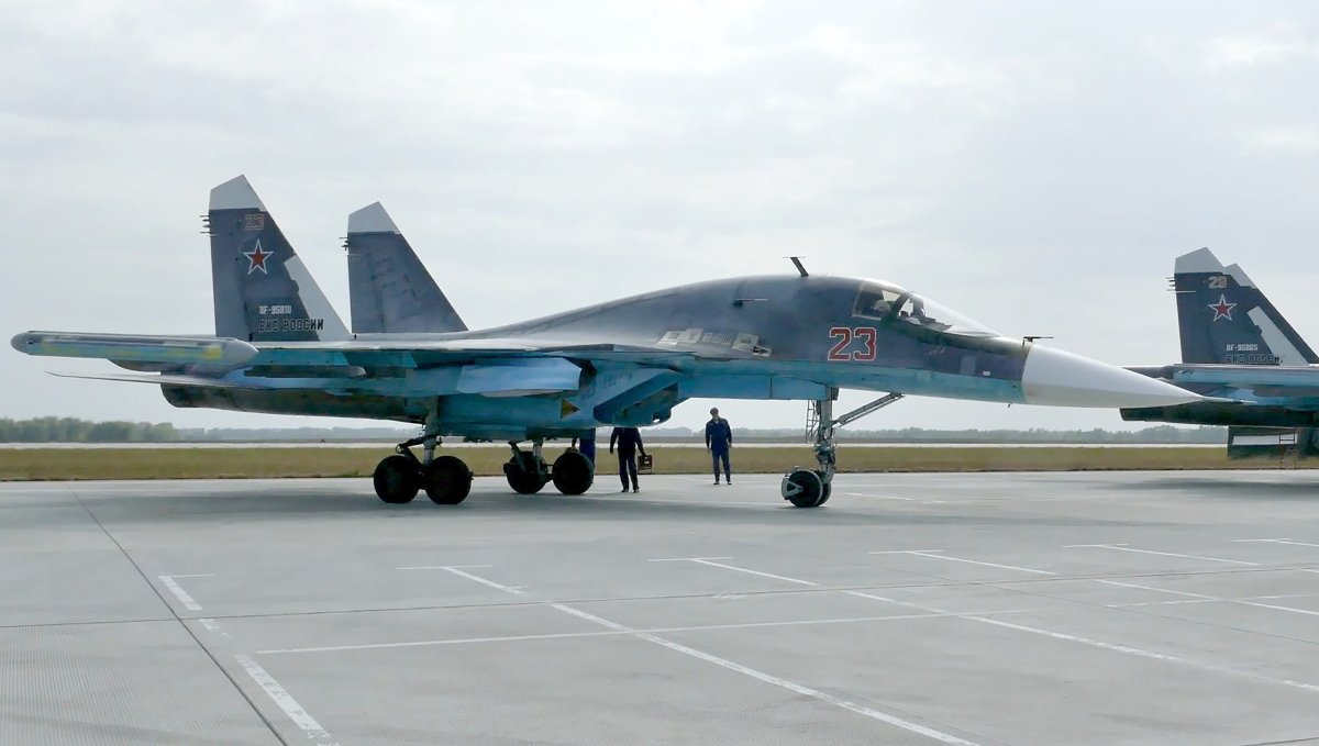 Су-34 на аэродроме. Фото: пресс-служба Западного военного округа/ТАСС