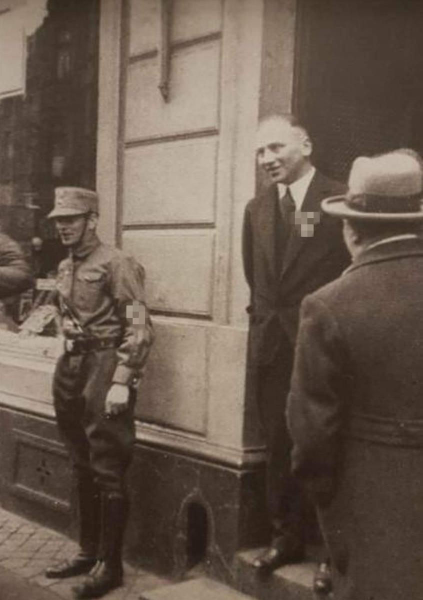 Немецкий штурмовик и Рихард Штерн стоит на крыльце своего мебельного магазина. Фото из открытых источников