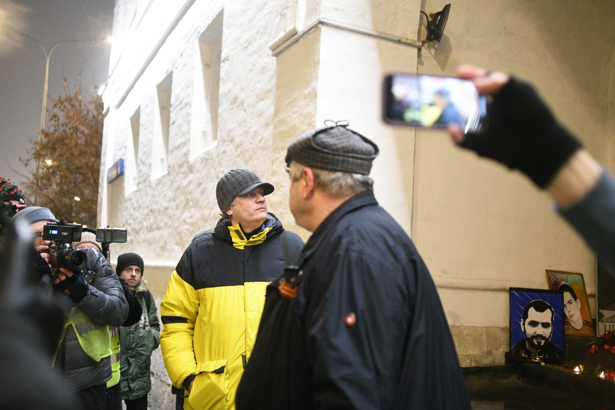 Акцию памяти так же посетили провокаторы из националистического движения SERB. Фото: Светлана Виданова / «Новая газета»