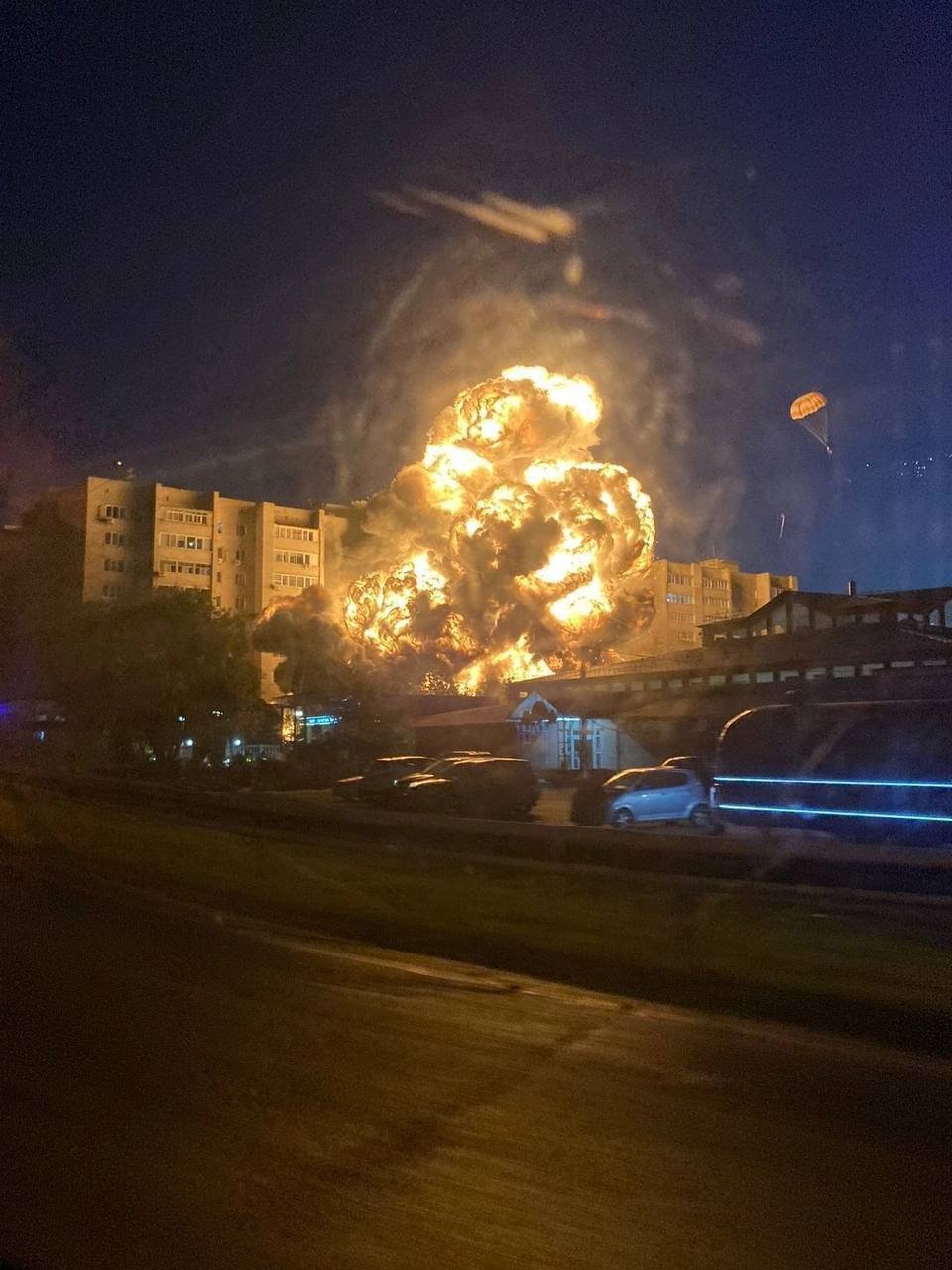 Взрыв и возгорание на месте падения самолета прямо во дворе жилого дома Ейска. Фото: соцсети