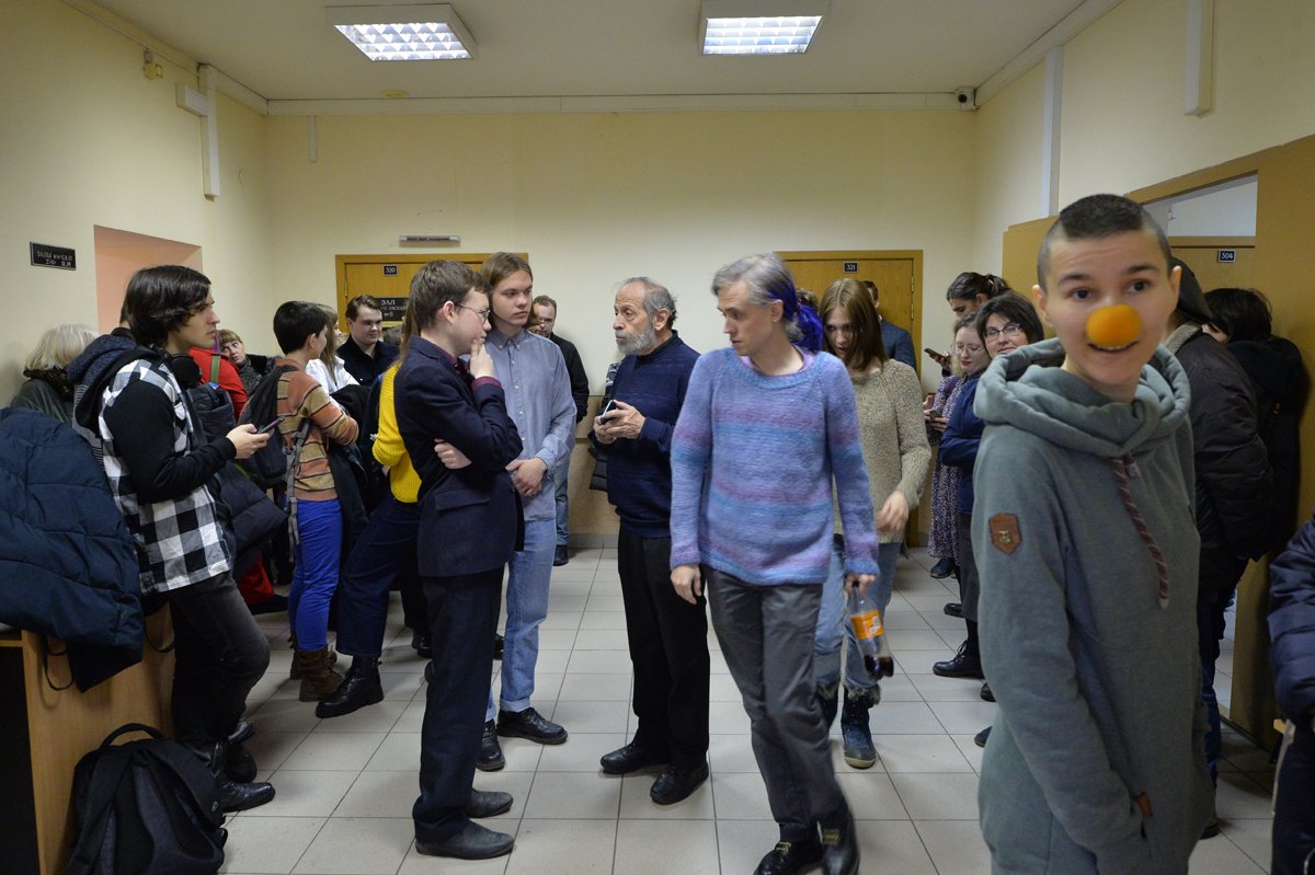 На заседания по делу Скочиленко обычно приходит не менее 100 человек (в зал суда пускают в восемь раз меньше). Фото: Андрей Бок