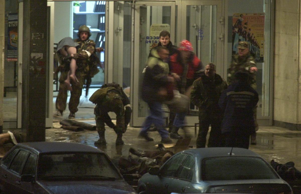 Спецназовцы выносят раненых и убитых. Фото: Антон Денисов / ИТАР-ТАСС