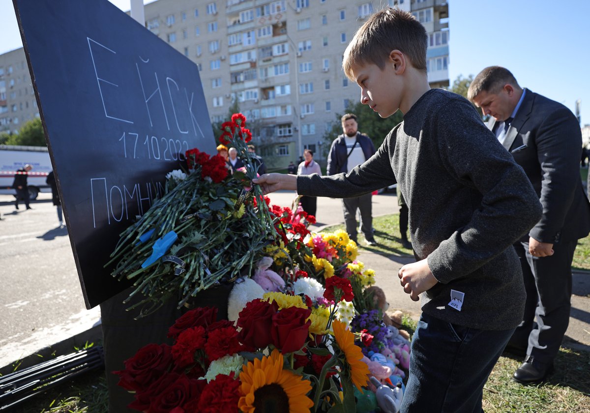 Возложение цветов к стихийному мемориалу в память о погибших в результате авиакатастрофы военного самолета Су-34. Фото: Эрик Романенко / ТАСС