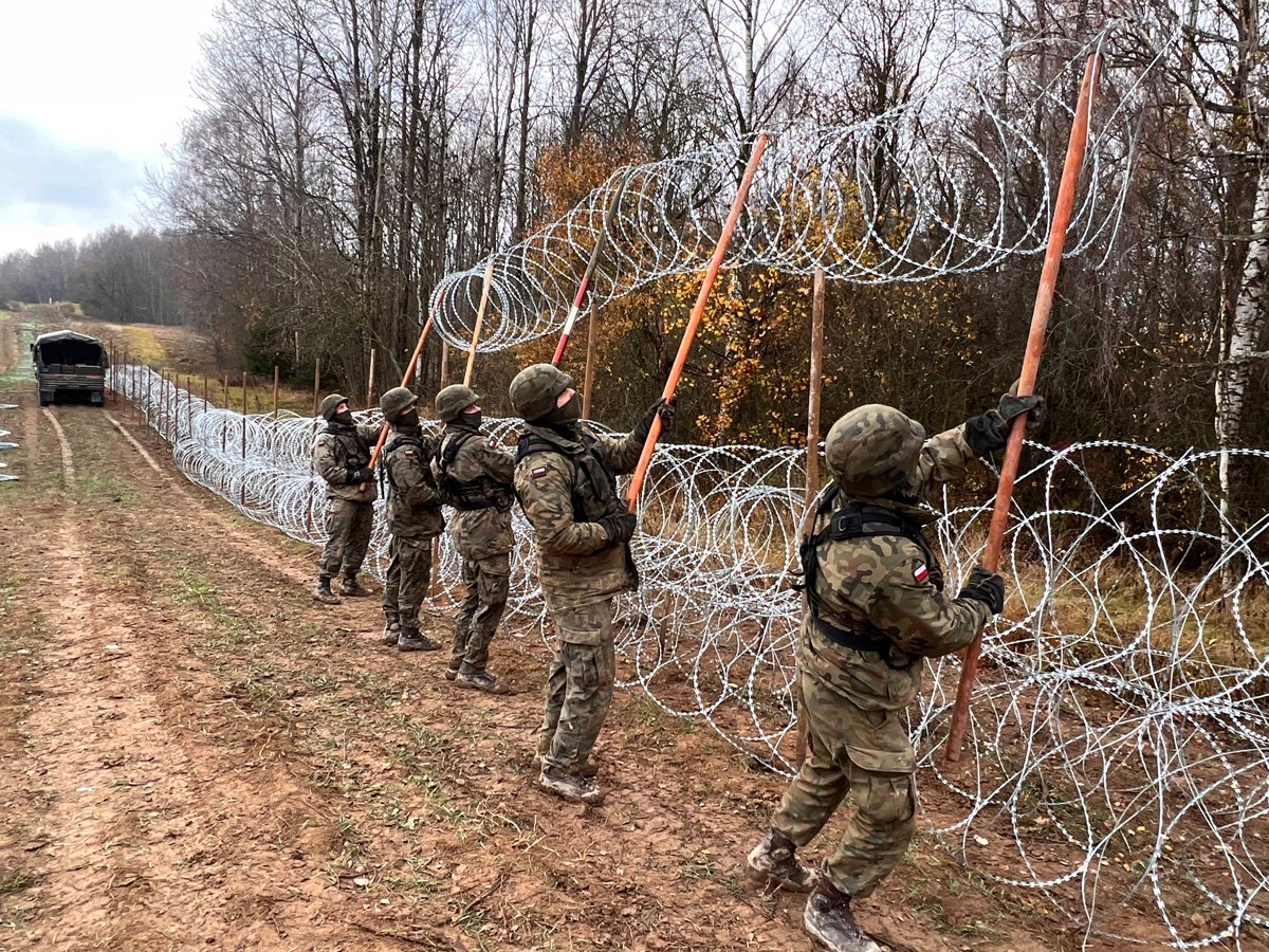 С ограждением границы Украины