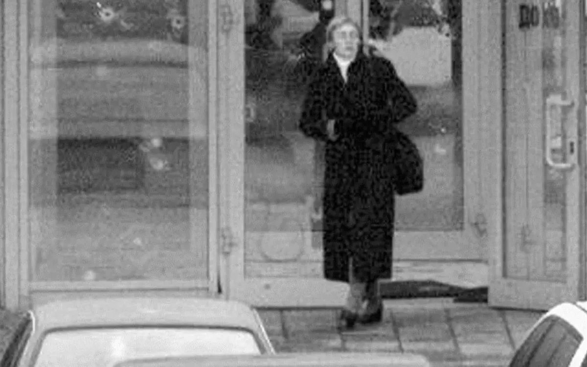 Анна Политковская. Обстрелянное крыльцо захваченного театрального центра. Кадр